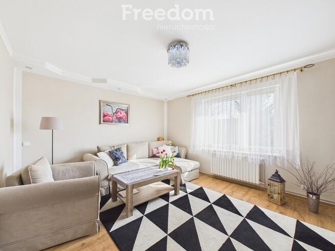 Na sprzedaż przestronny dom wolnostojący.