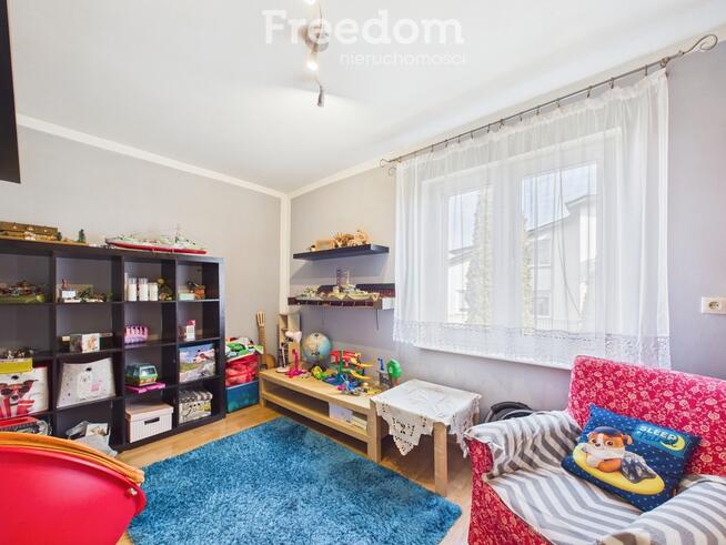 Na sprzedaż przestronny dom wolnostojący.