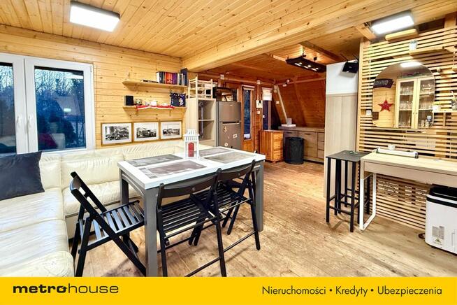 Dom rekreacyjny w lesie nad potokiem.