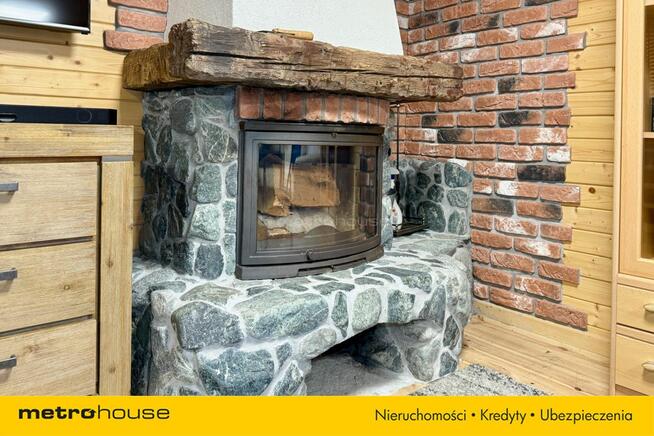 Dom rekreacyjny w lesie nad potokiem.