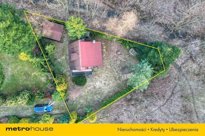 Dom rekreacyjny w lesie nad potokiem.