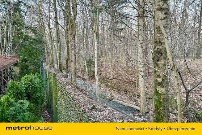 Dom rekreacyjny w lesie nad potokiem.