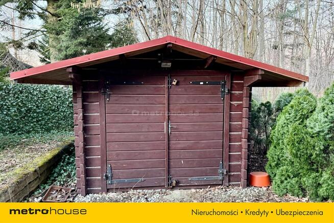 Dom rekreacyjny w lesie nad potokiem.