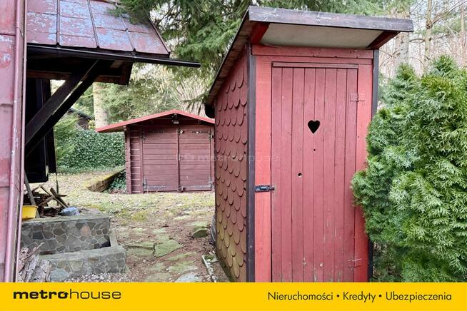 Dom rekreacyjny w lesie nad potokiem.