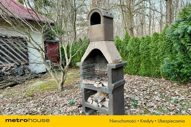 Dom rekreacyjny w lesie nad potokiem.