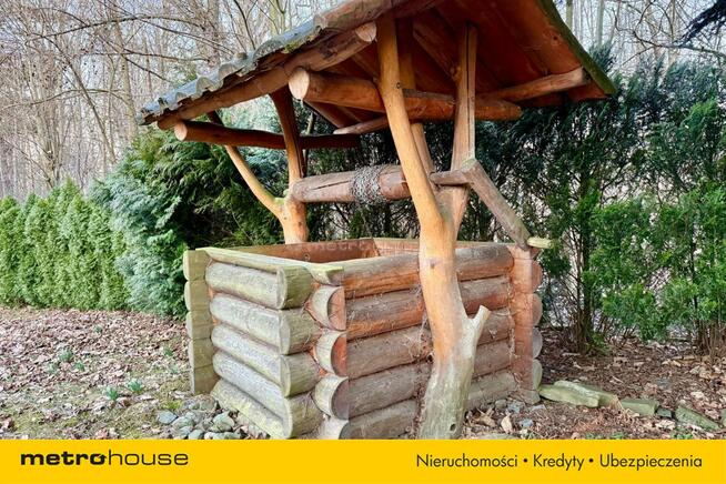 Dom rekreacyjny w lesie nad potokiem.