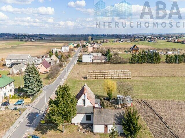 Przestronny dom z garażem w spokojnej okolicy