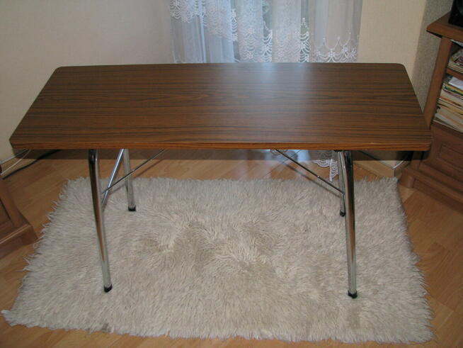 Mały, zgrabny, składany stolik przenośny, biurko, ława