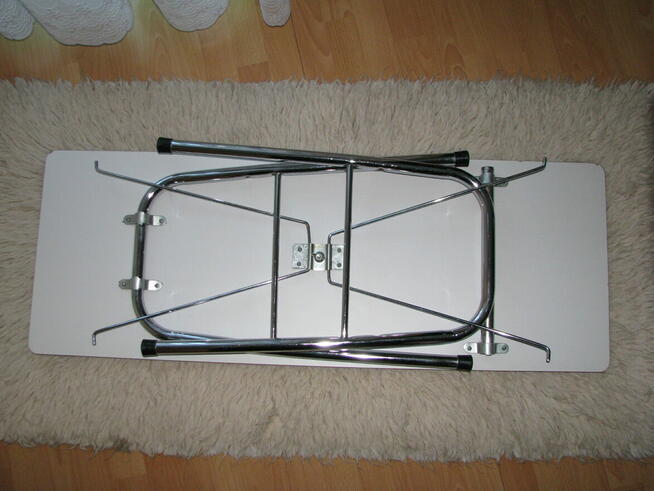 Mały, zgrabny, składany stolik przenośny, biurko, ława