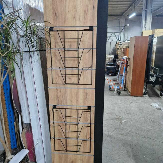 Uniwersalny regał sklepowy przyścienny, metalowo – drewniany