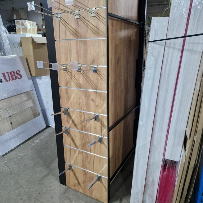 Uniwersalny regał sklepowy przyścienny, metalowo – drewniany