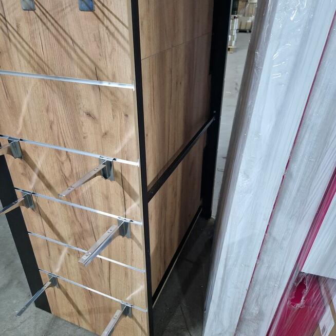 Uniwersalny regał sklepowy przyścienny, metalowo – drewniany