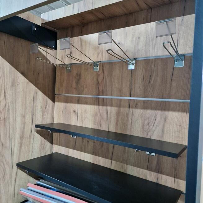 Uniwersalny regał sklepowy przyścienny, metalowo – drewniany