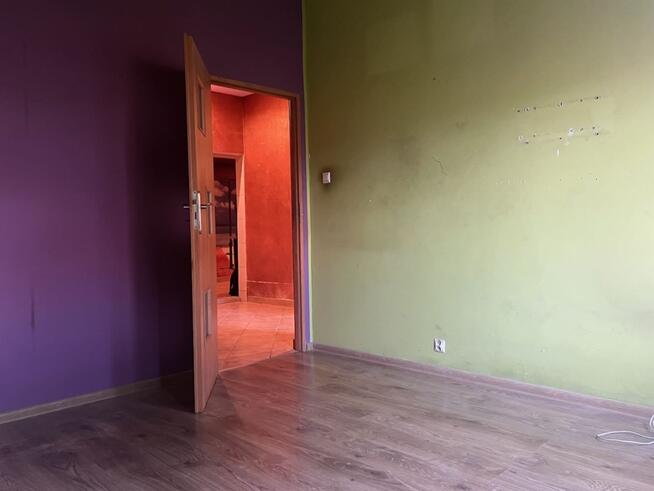 2/3 pokoje, kuchnia ze spiżarnią, ogródek, do rem.