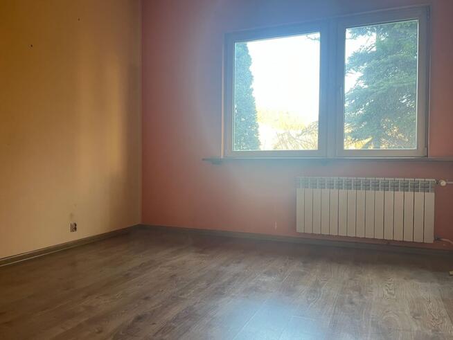 2/3 pokoje, kuchnia ze spiżarnią, ogródek, do rem.