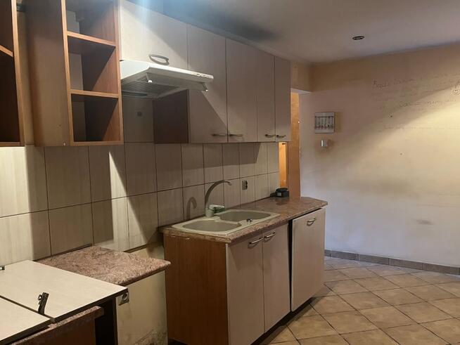 2/3 pokoje, kuchnia ze spiżarnią, ogródek, do rem.