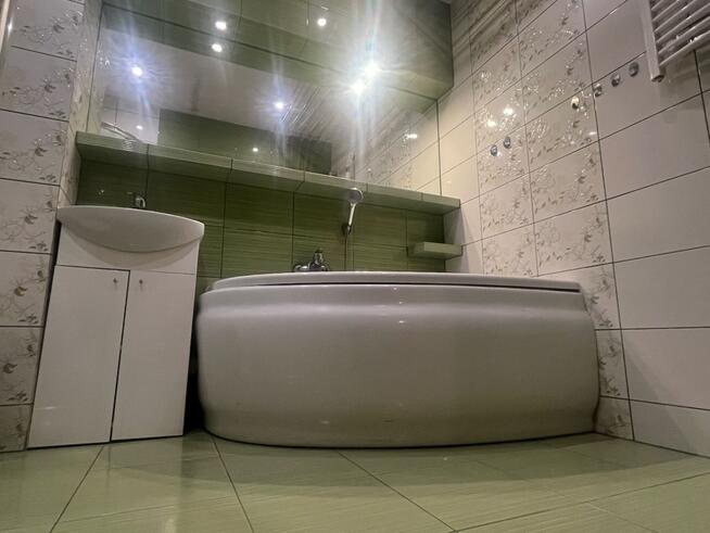 2/3 pokoje, kuchnia ze spiżarnią, ogródek, do rem.