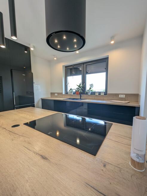 Nowoczesny parterowy dom z klasą w cichej widokowej okolicy