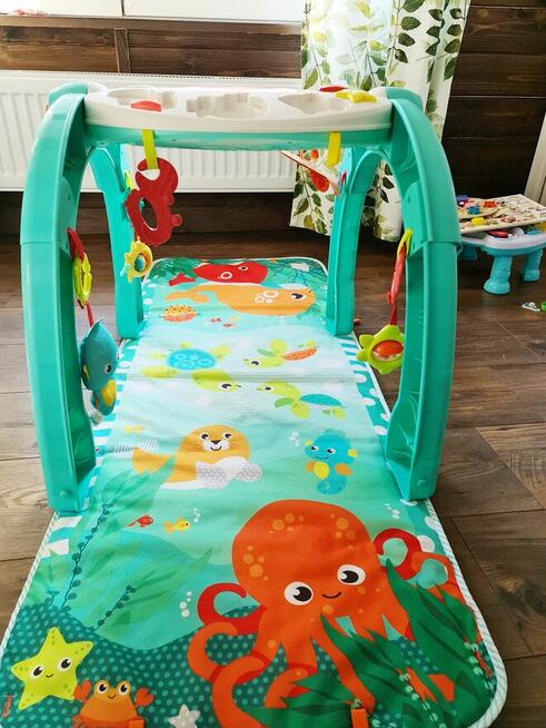 Mata 4w1 Fisher Price muzyczna na pleckach, tunel, stolik 0+