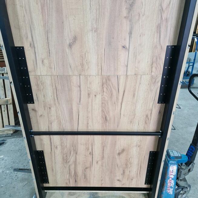 Uniwersalny regał sklepowy przyścienny, metalowo – drewniany