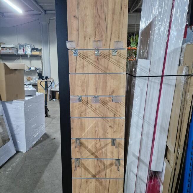 Uniwersalny regał sklepowy przyścienny, metalowo – drewniany