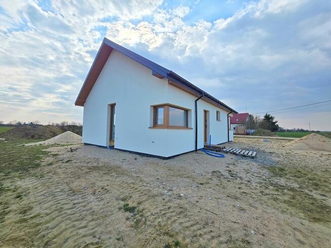 nowy dom parterowy na nowo budującym się osiedlu Juryszewo