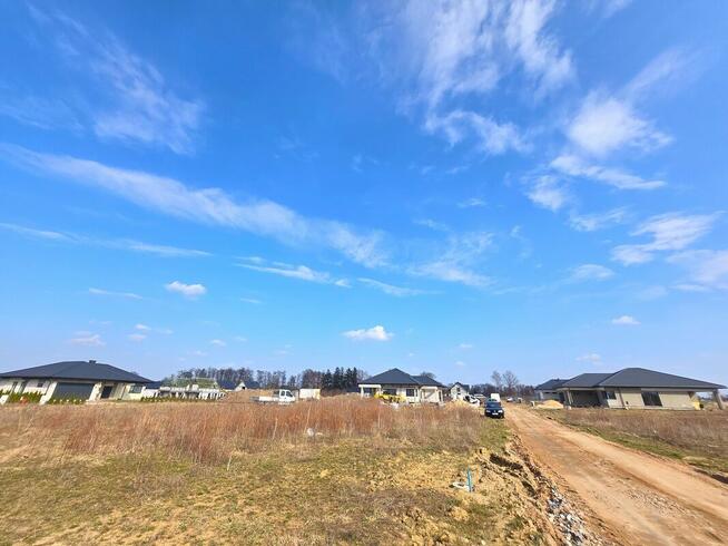 nowy dom parterowy na nowo budującym się osiedlu Juryszewo