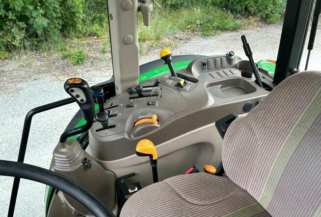 Ciągnik John Deere 5080 M z ładowarką