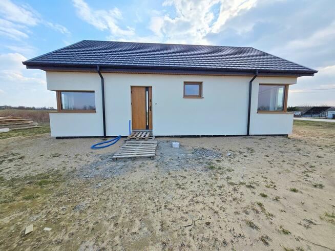 nowy dom parterowy na nowo budującym się osiedlu Juryszewo