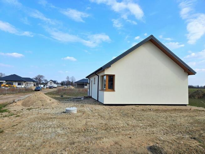 nowy dom parterowy na nowo budującym się osiedlu Juryszewo