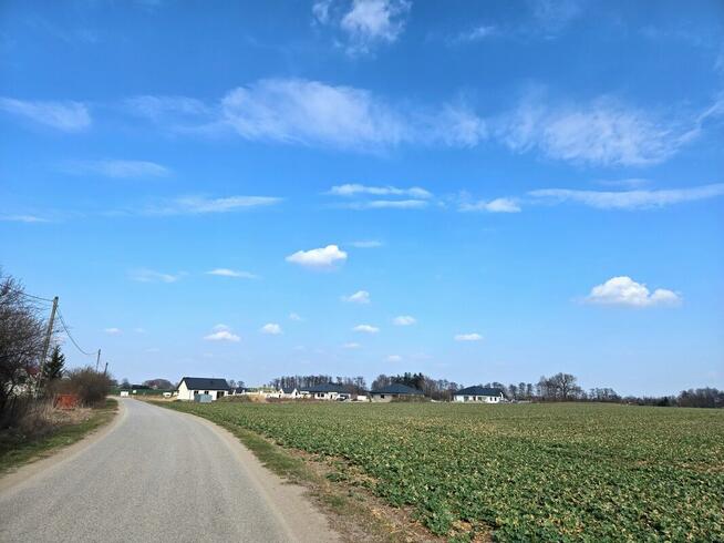 nowy dom parterowy na nowo budującym się osiedlu Juryszewo