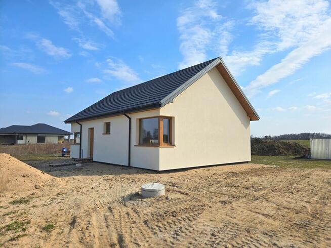 nowy dom parterowy na nowo budującym się osiedlu Juryszewo