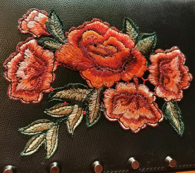 Śliczna kobieca torebka skórzana z haftem w kwiaty VENEZIA