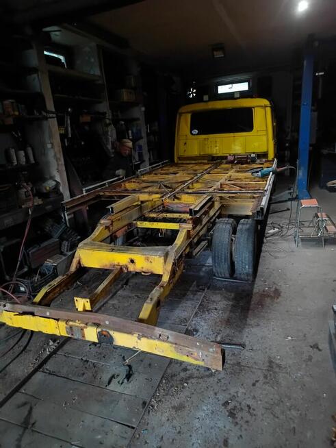 Dam pracę najlepiej małrzeństwu przy sprzątaniu dużej działk