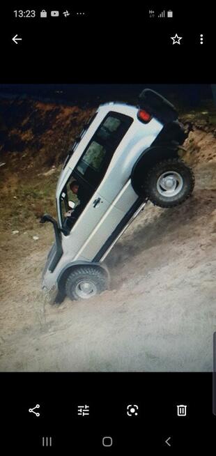 Dam pracę najlepiej małrzeństwu przy sprzątaniu dużej działk