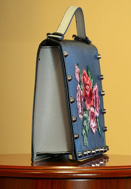 Śliczna kobieca torebka skórzana z haftem w kwiaty VENEZIA