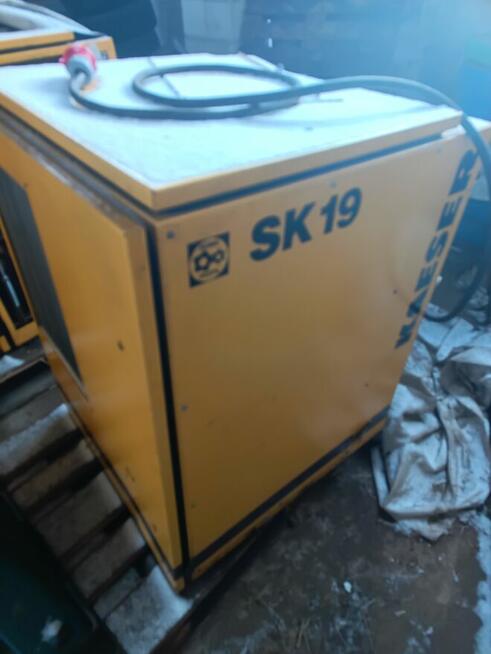 Dam pracę najlepiej małrzeństwu przy sprzątaniu dużej działk