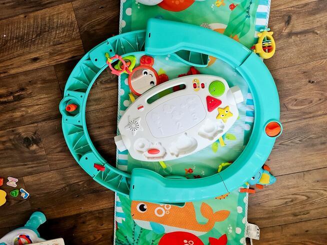 Mata 4w1 Fisher Price muzyczna na pleckach, tunel, stolik 0+