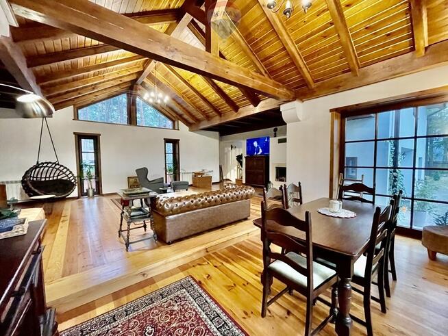 Podmiejska mała willa otoczona sosnami