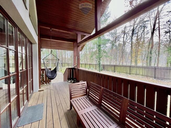 Podmiejska mała willa otoczona sosnami