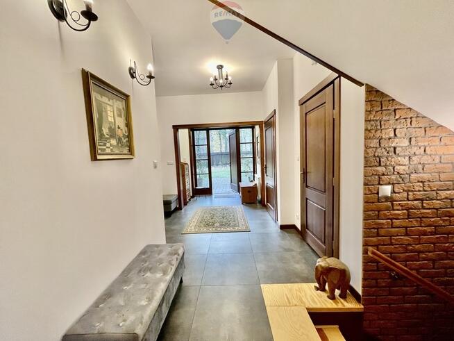 Podmiejska mała willa otoczona sosnami