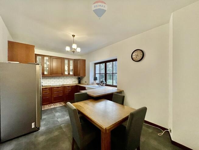 Podmiejska mała willa otoczona sosnami