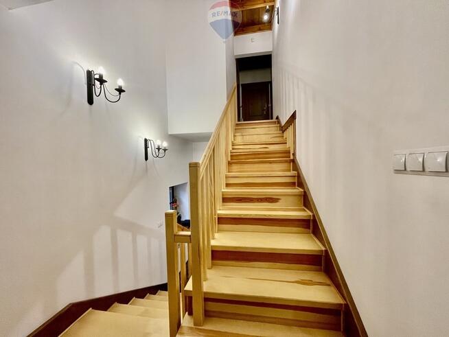 Podmiejska mała willa otoczona sosnami