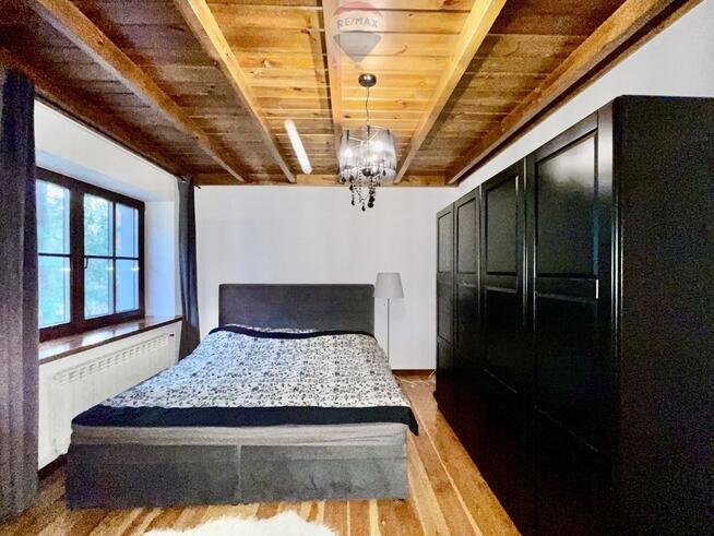 Podmiejska mała willa otoczona sosnami