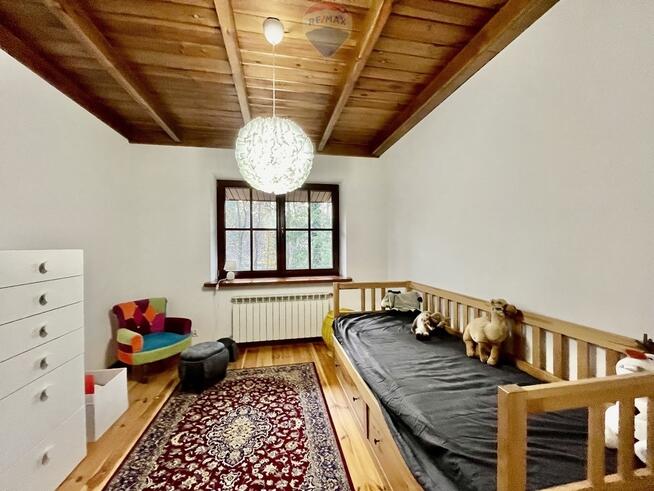 Podmiejska mała willa otoczona sosnami