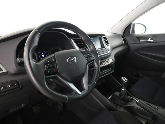 Hyundai Tucson klima auto navi grzane fotele kamera i czujniki parkowania