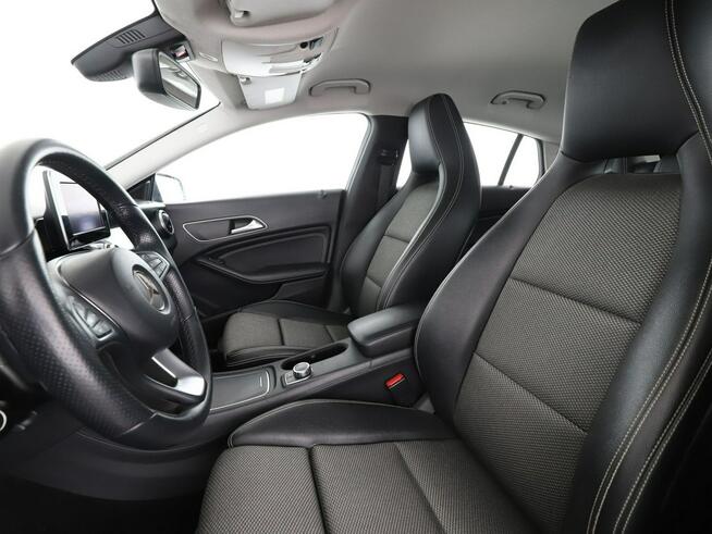 Mercedes CLA 180 automat full LED półskóra navi klima czujniki parkowania