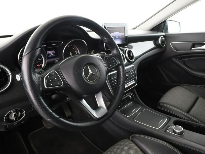 Mercedes CLA 180 automat full LED półskóra navi klima czujniki parkowania