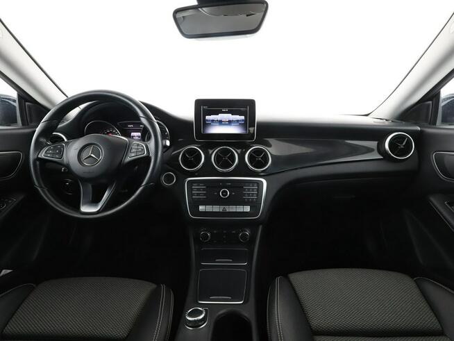 Mercedes CLA 180 automat full LED półskóra navi klima czujniki parkowania