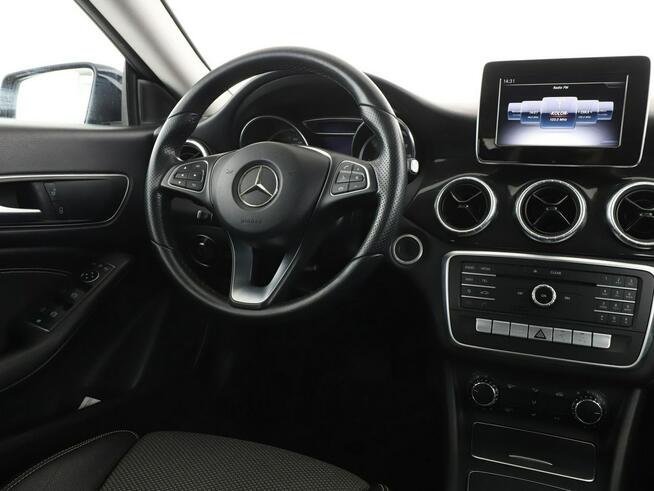 Mercedes CLA 180 automat full LED półskóra navi klima czujniki parkowania